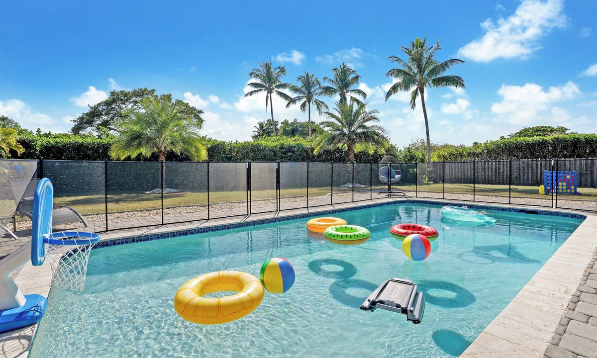 Broken Woods Estates House | Coral Springs Paradise with Backyard + Heated Pool