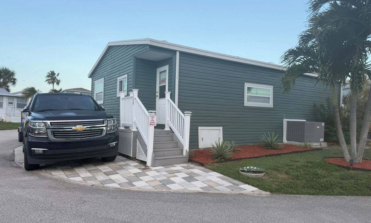 Nettles Island Cottage | Corner Lot 2 Bed 1 Bath Pet Friendly