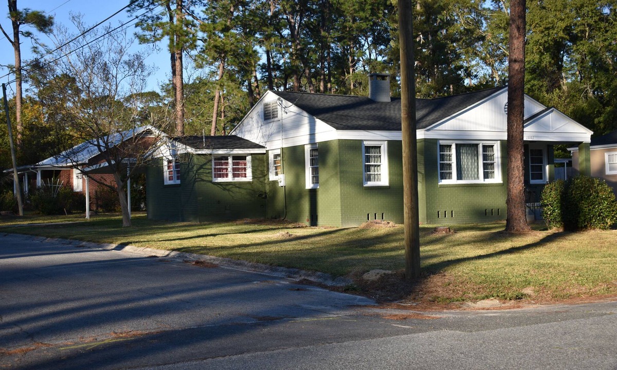 Waycross Cottage | Cottage on Euclid Adorable 2-bedroom cottage with AC in pleasant Waycross
