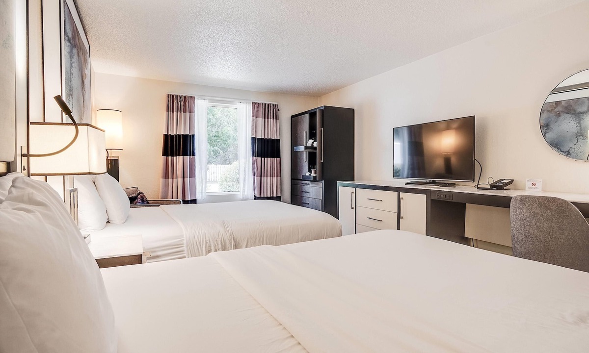 Pooler Hotel | Cottonwood Suites Savannah Hotel & Conference Center