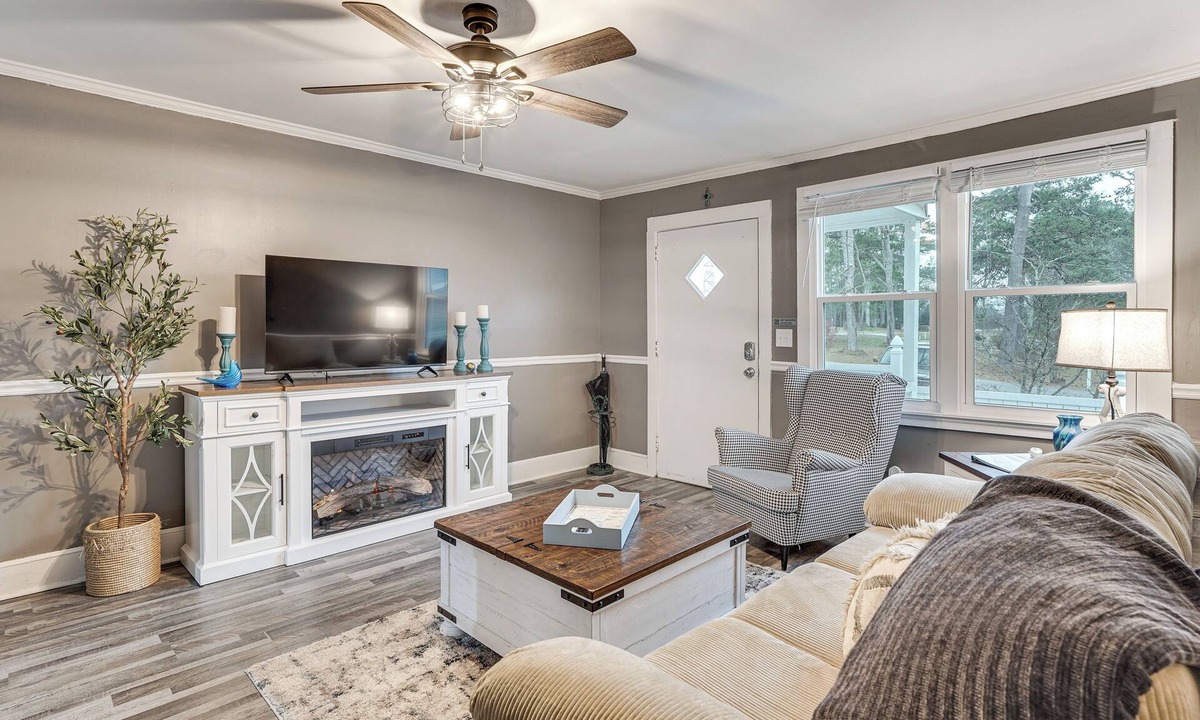 Greenwood Apartment | Couple's Retreat 2 Mi to Uptown Greenwood!