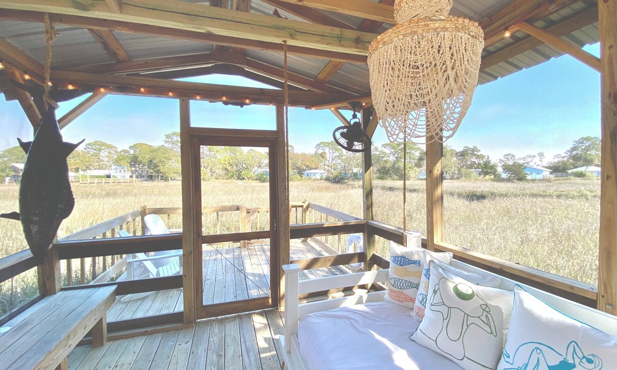 Tybee Island Cottage | Couples Retreat/FREE Golf Cart, Bikes & Kayaks/PRIVATE Dock on a Tidal Creek