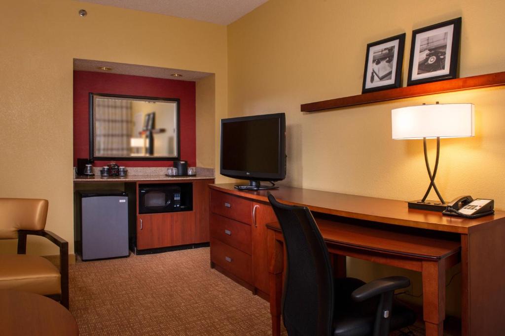 Richmond Hotel | Courtyard by Marriott Richmond West