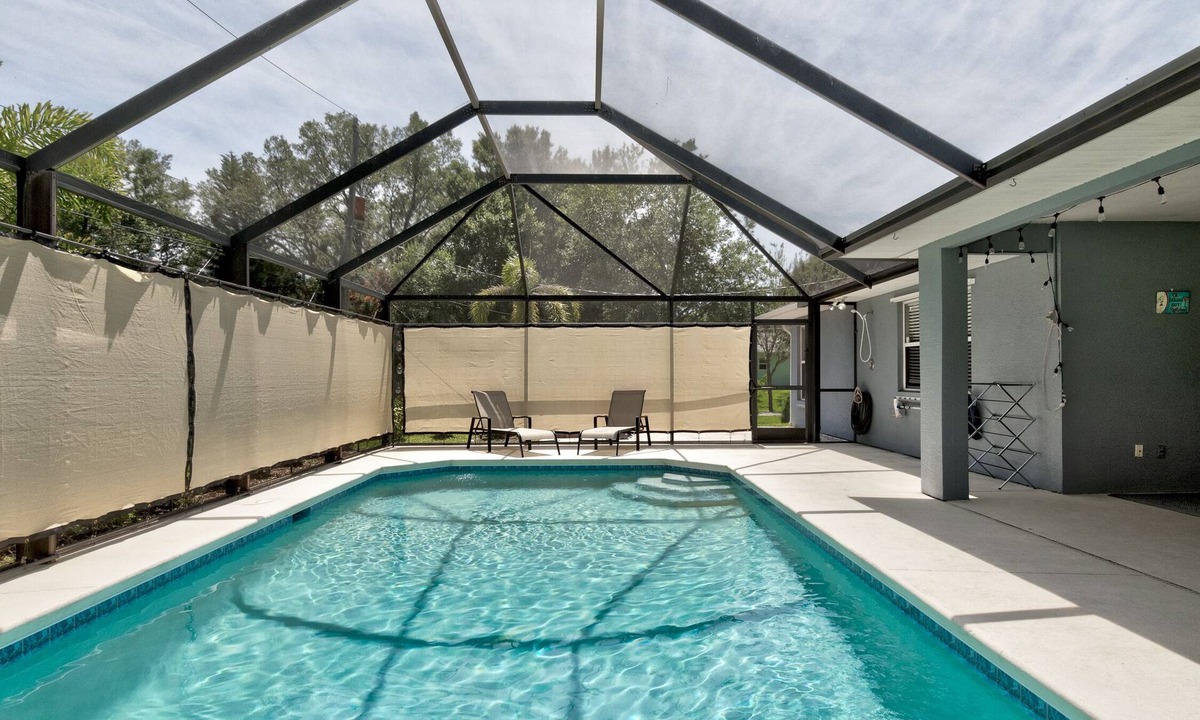 Sebastian Highlands House | ☆☀︎❀Cove Paradise! Heated Saltwater Pool, Poolside TV, Near Beaches, Wifi!