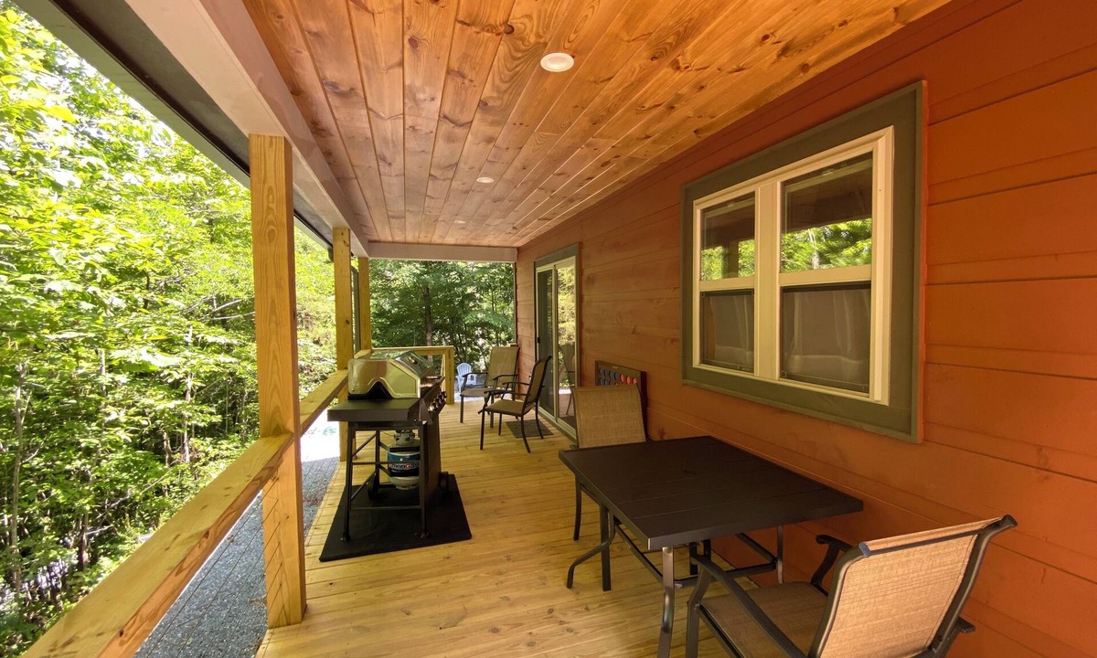 Bryson City Cabin | Cozy 1 bedroom/loft cabin located in beautiful Bryson City, North Carolina