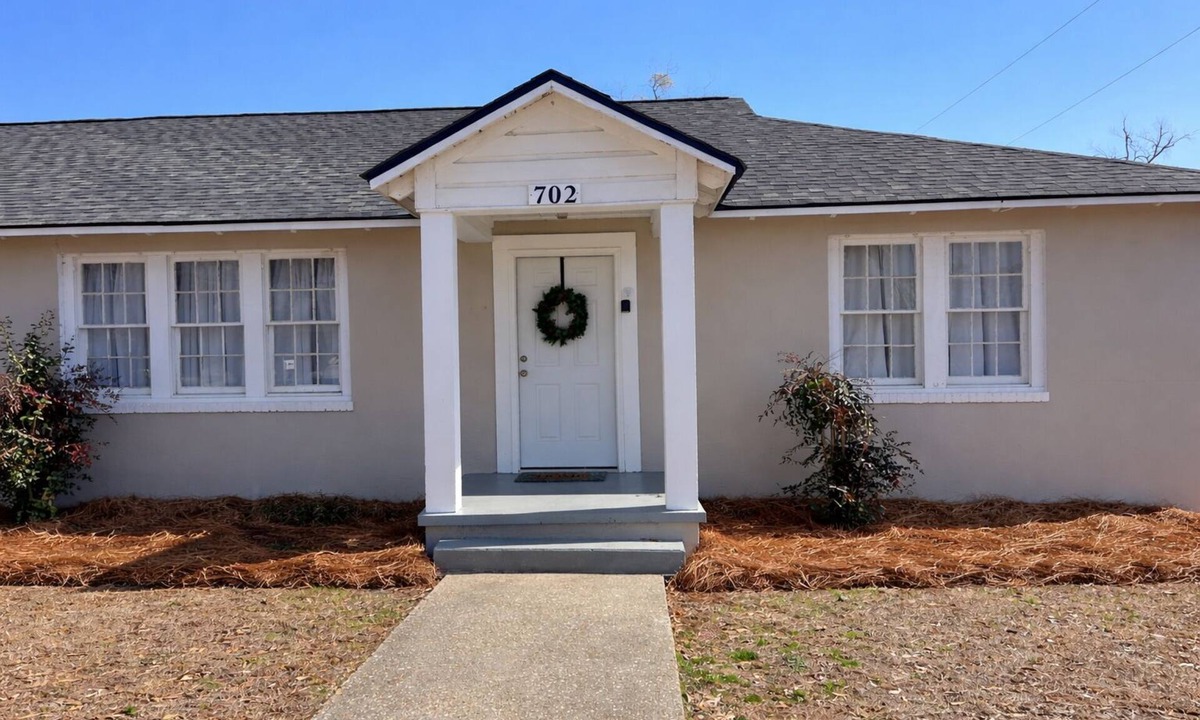 Douglas House | Cozy 2 bedroom & 1 bath spacious duplex in Quiet Neighbor