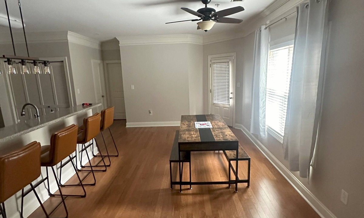 Athens Condo | Cozy 2-bedroom condo in amazing Athens with WiFi, AC close to Campus & 5 points