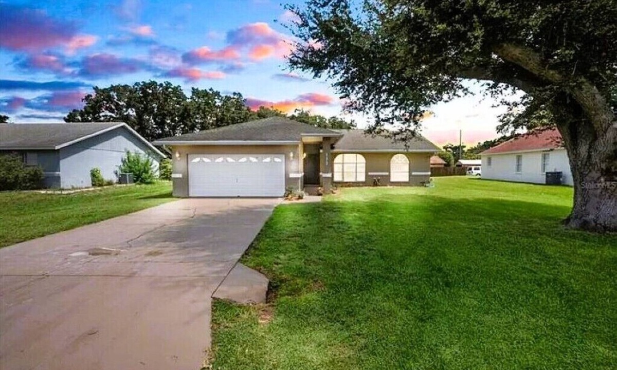 Lakeland House | Cozy 3/2 in the Middle of all the action Sleeps 7 3 beds 2 bath & air mattress