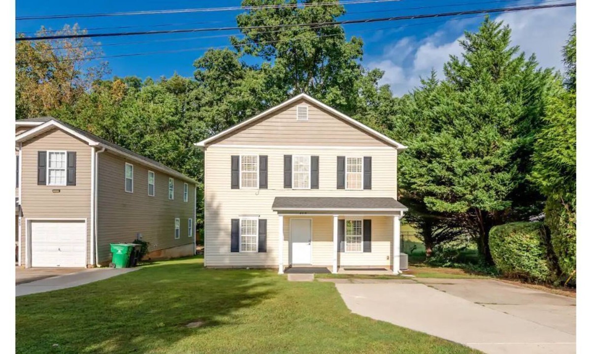 Sugar Creek House | Cozy 4 bedroom house near NODA & Uptown Charlotte!