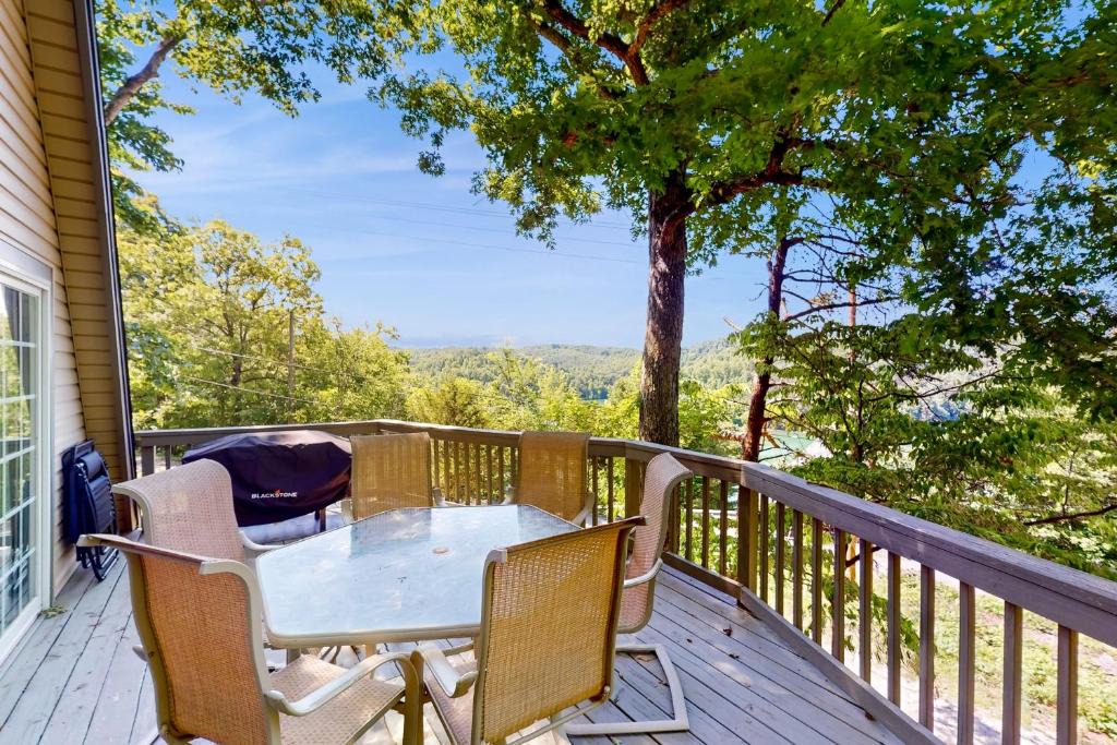Flat Hollow Marina House | Cozy A Frame Cabin Sleep 8 Near Marina Deck Grill