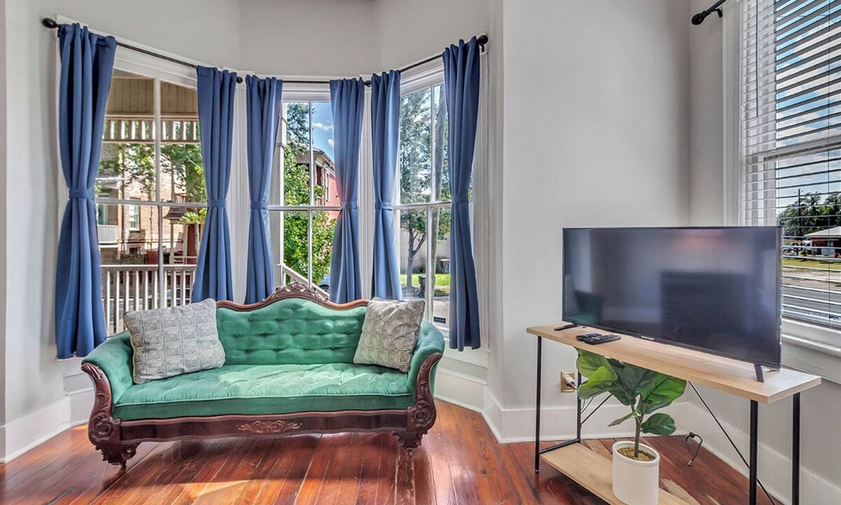 Savannah Victorian District Condo | Cozy and Comfortable, 2 bedroom, screened porch, Walk to Forsyth Park