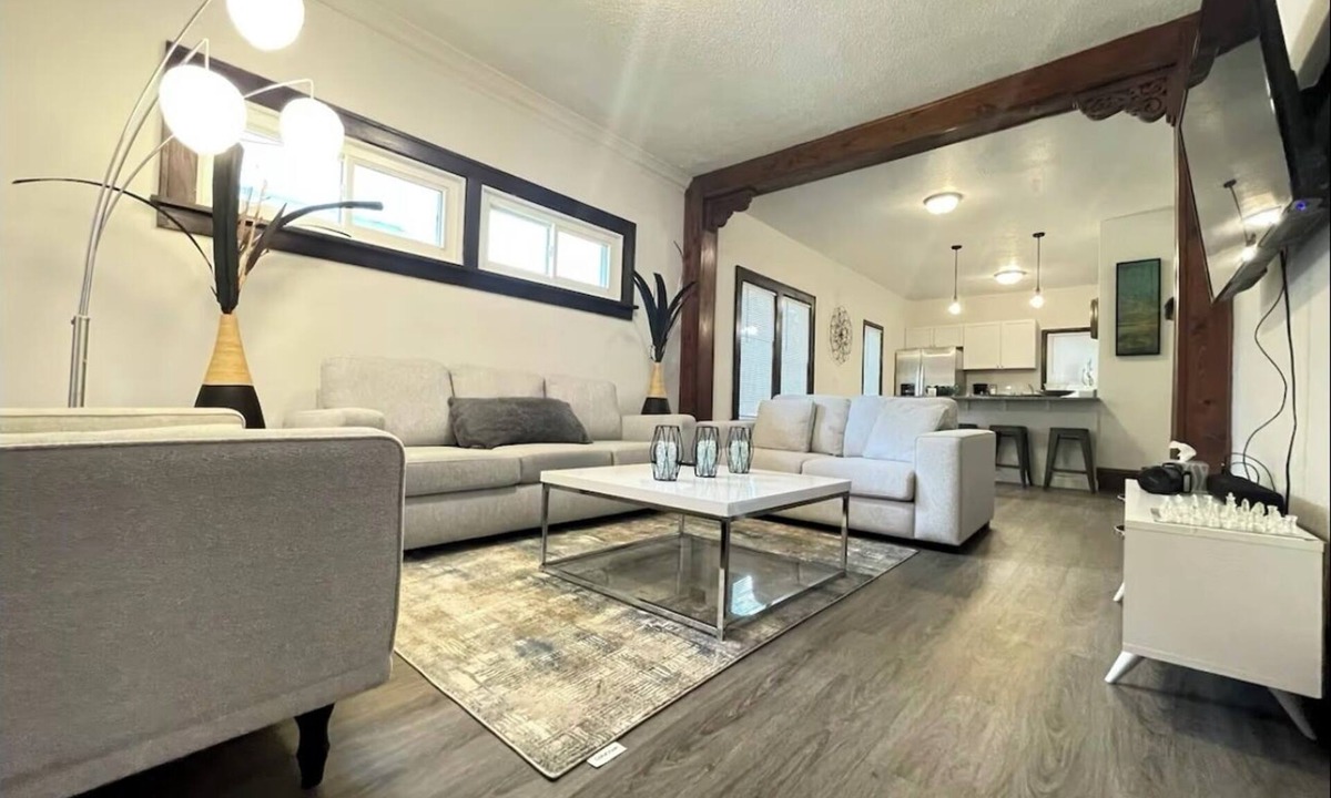 Minneapolis House | Cozy and Modern 4 bedroom 1 Bathroom McKinley Home