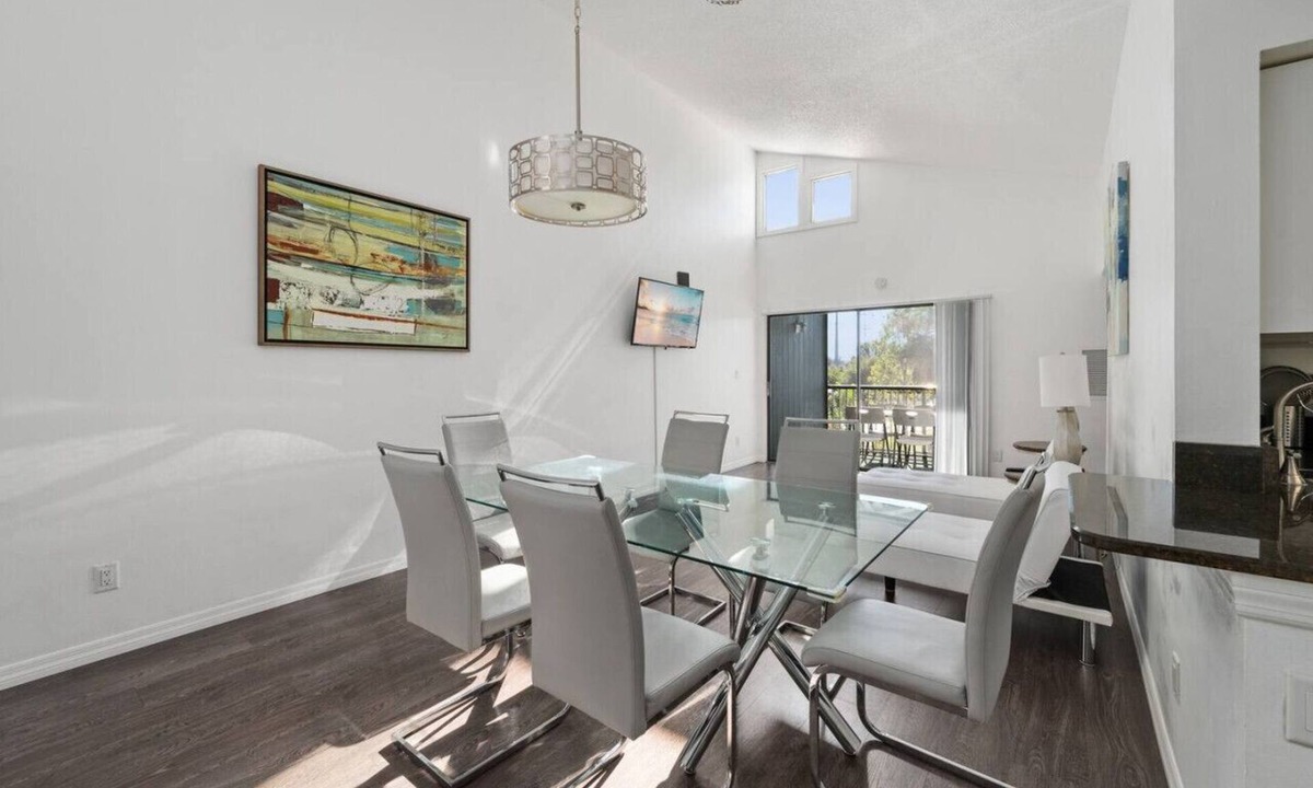 Ventura House | Cozy Apt w/Pool, Hot Tub, Golf, Near Downtown!