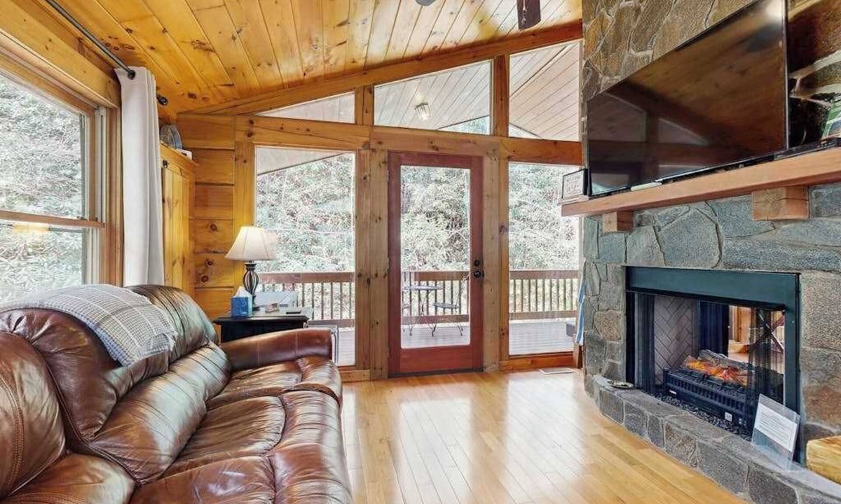 Topton House | Cozy Cabin w/Hot Tub in the Nantahala Gorge, Firepit, Fireplace,Patio, W/D