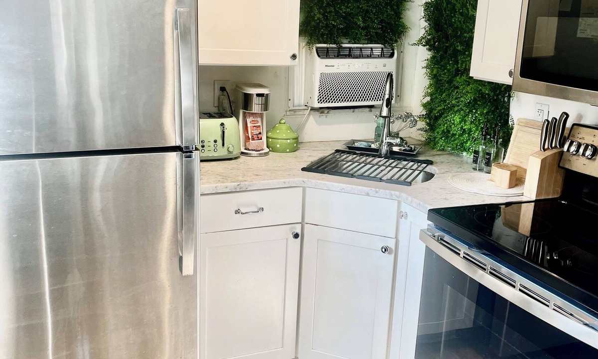 Westside Apartment | Cozy Cannonborough Studio- Less than1.5 mi. to MUSC, CofC, Roper & VA Hospitals!