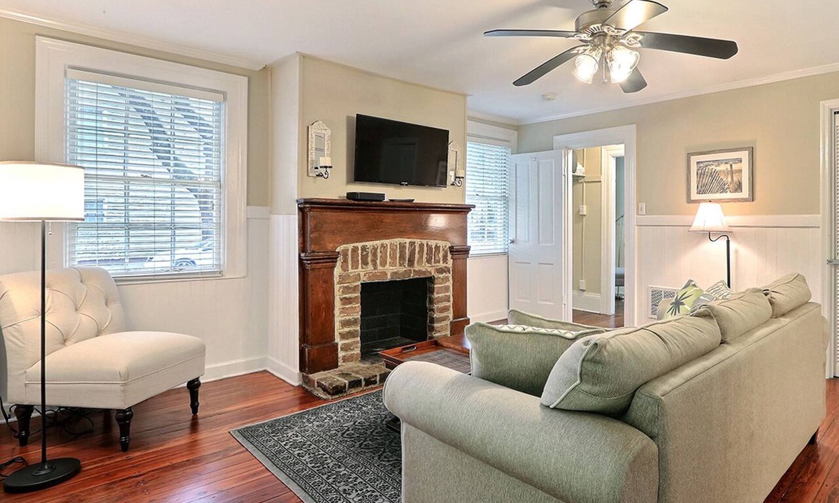 Savannah Victorian District Condo | Cozy Condo with Patio 1 Block to Forsyth Park