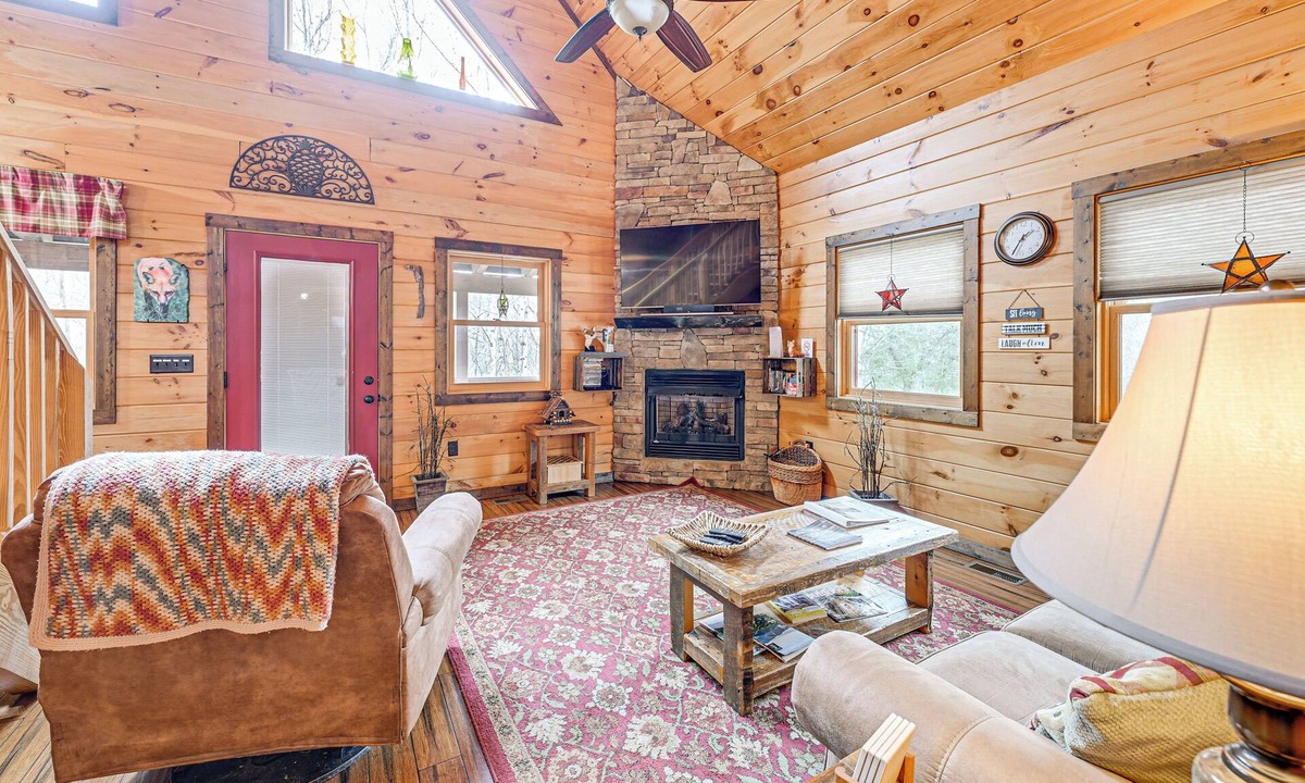 Whittier Cottage | Cozy Couples Getaway w/Hot Tub: 'fox Ridge Cabin'