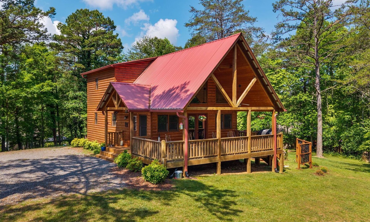 Murphy Cabin | Cozy, Dog-Friendly w/Hot Tub & Fire Pit