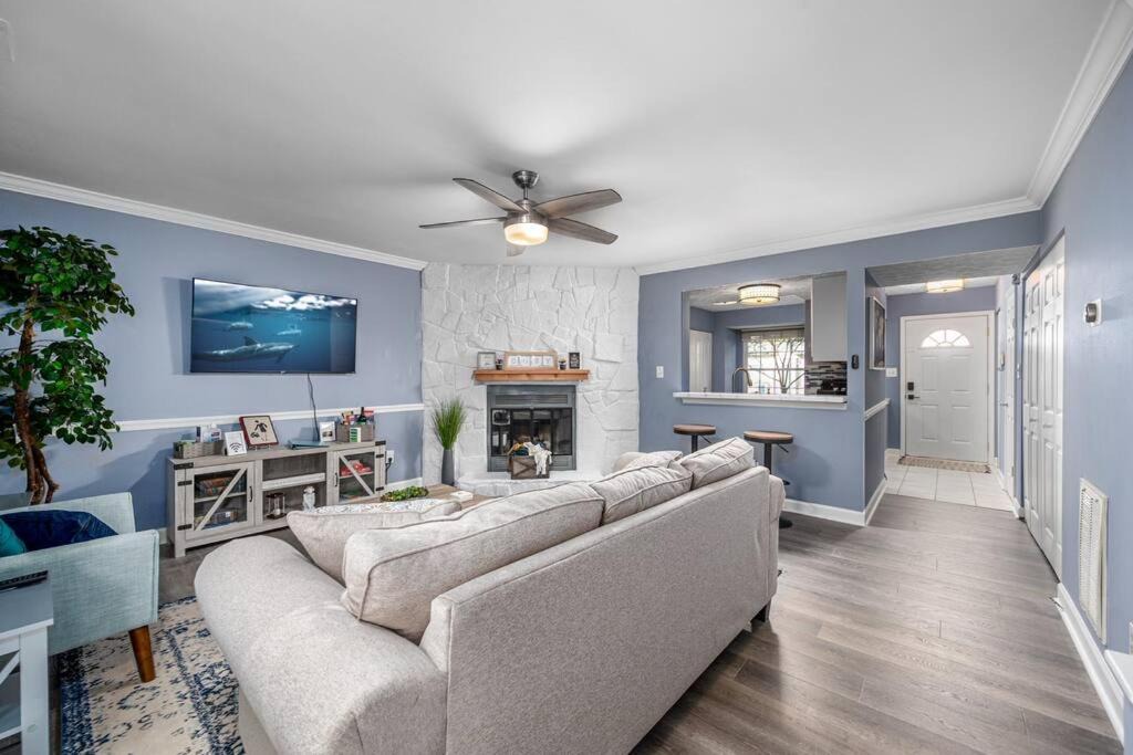 Taylor's Pond House | Cozy End Unit Townhouse 1 Mile from Downtown Cary