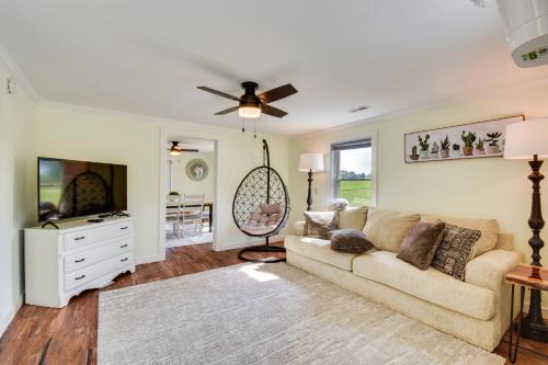 Fair Play House | Cozy Fair Play Home w/Deck 4 Mi to Lake Hartwell!