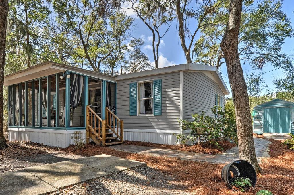 Midway House | Cozy Georgia Abode - Screened-In Porch and Fire Pit!