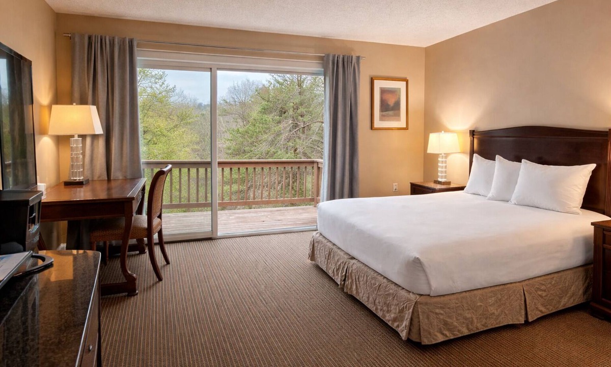 Clayton Hotel | Cozy King Room in Clayton with Mountain Views and Communal Pool