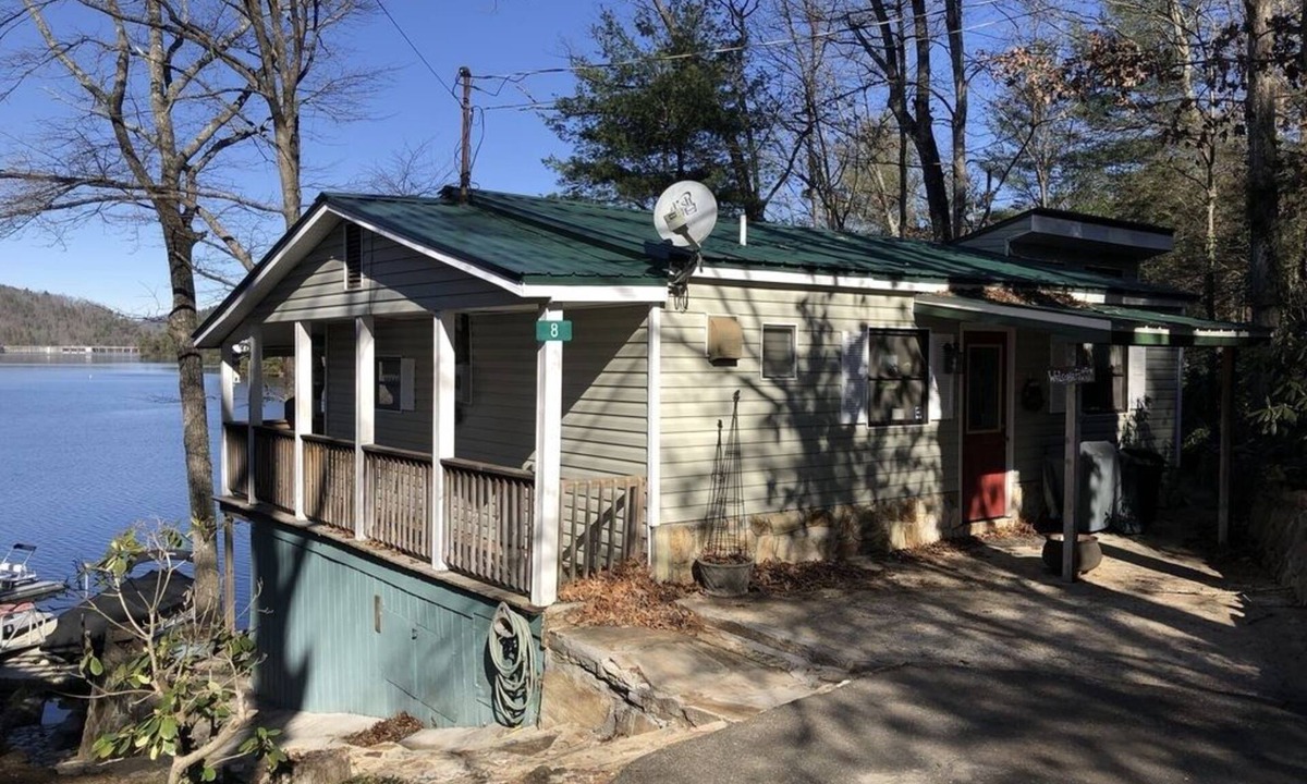 Robbinsville House | Cozy Lake-front cabin with a private dock and beautiful views on Lake Santeetlah
