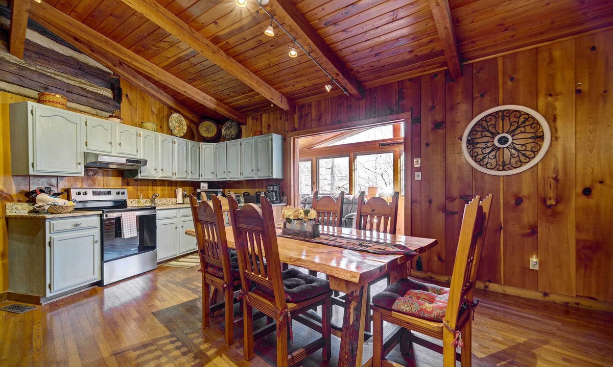 Townsend Cabin | Cozy Log Cabin: 6 Mi to Great Smoky Mtns NP!
