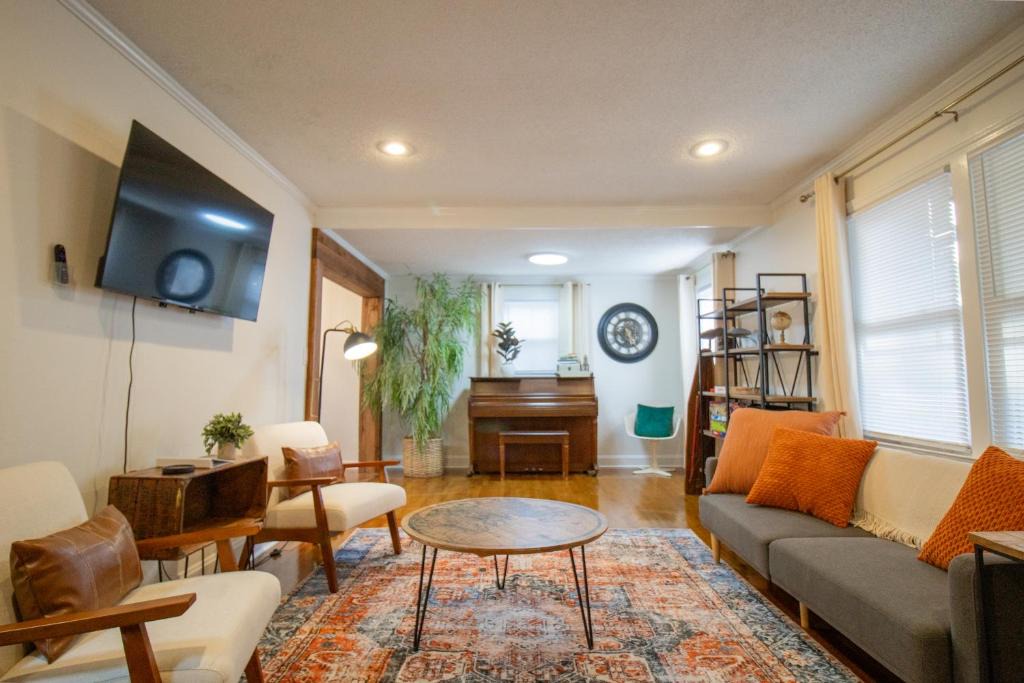 Mauldin House | Cozy Mauldin Hill by Brick and Home