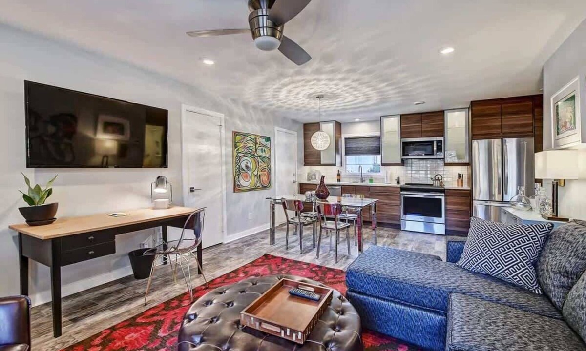 Cherry Condo | Cozy One-Bedroom Apartment in Myers Park