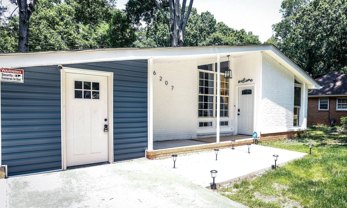 Charlotte House | Cozy place and ideal location, 15 minutes from downtown and sport venues.