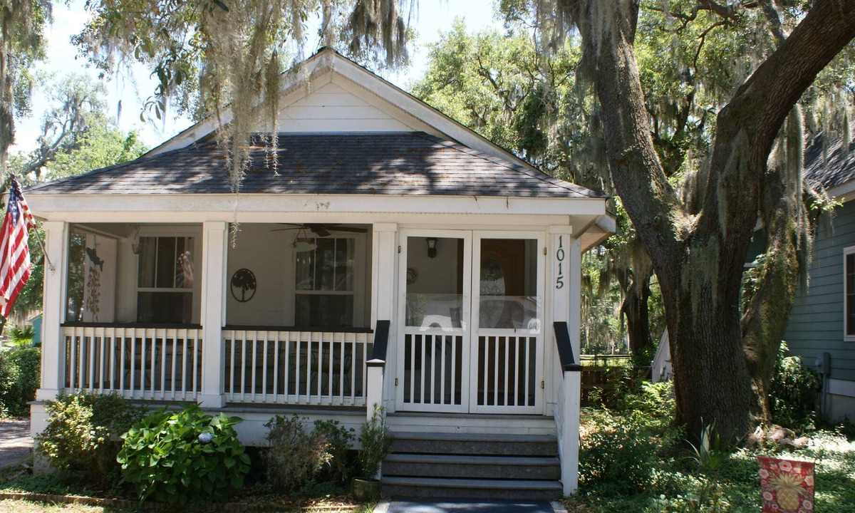 Port Royal Cottage | Cozy Port Royal Cottage, 2 miles from Parris Island Marine Base near Beaufort SC