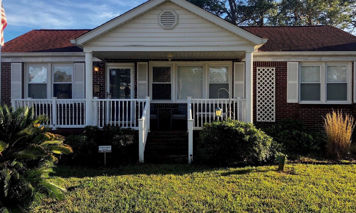 Cayce House | Cozy Stay Near USC, Downtown Columbia & Fort Jackson