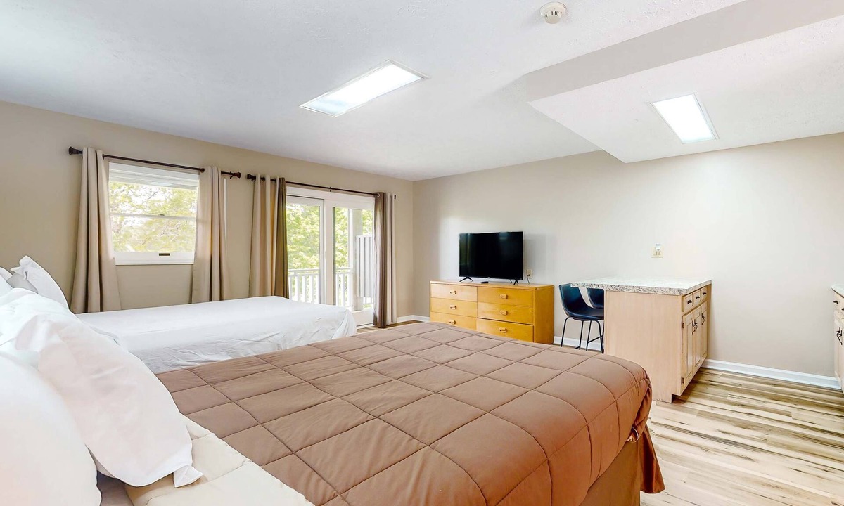 Baneberry House | Cozy Studio, Balcony, Gym, Games, Near Douglas Lake