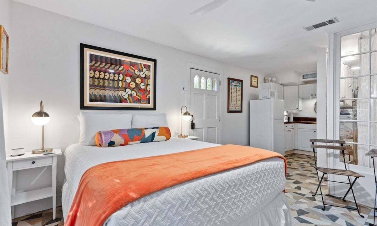 Thunderbolt Apartment | Cozy Studio/Sleeps 2/Mins to DT and Tybee/Outdoor Patio