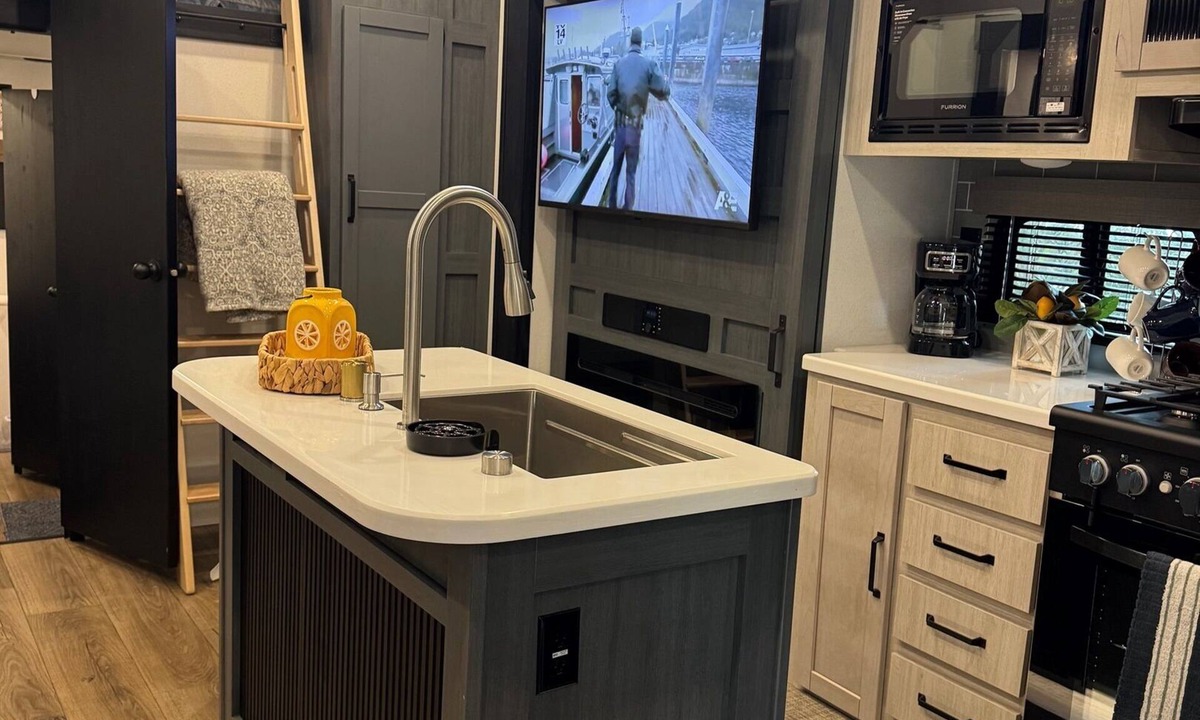 River Ranch RV Rental | Cozy two bedroom and two full bath w/golf cart