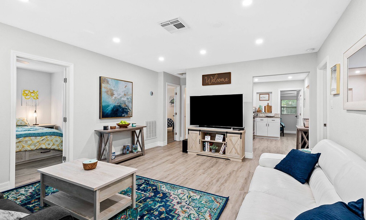 North Andrews Gardens House | Cozy Two King Beds 5 BED/3 BATH House - 3 mi from Lauderdale-by-the-sea beach!