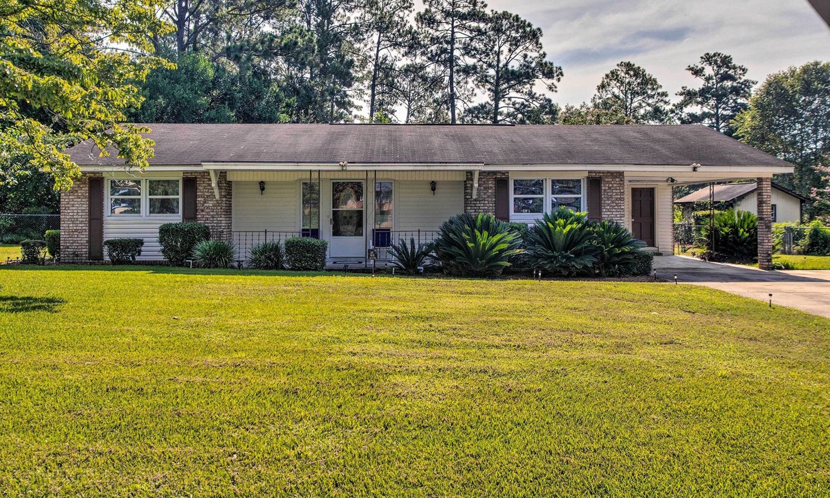 Waycross House | Cozy Waycross House w/Yard & Screened Patio!