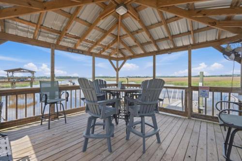 Midway House | Crabbin Cabin - Spacious, Seasonal Riverside Home On The Ga Coast