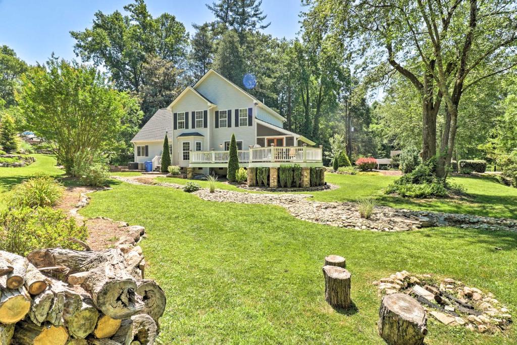 Brevard House | Creekside Brevard Home < 1 Mi to Downtown!