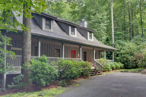 Sapphire House | Creekside Family Retreat by Waterfalls & Hiking!