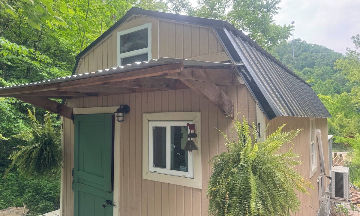 Tazewell Cabin | Creekside Tiny Home adjacent to Norris Lake TVA Property. 1/2 mile to boat ramp!