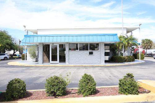 Fort Pierce Hotel | Crossroads Inn