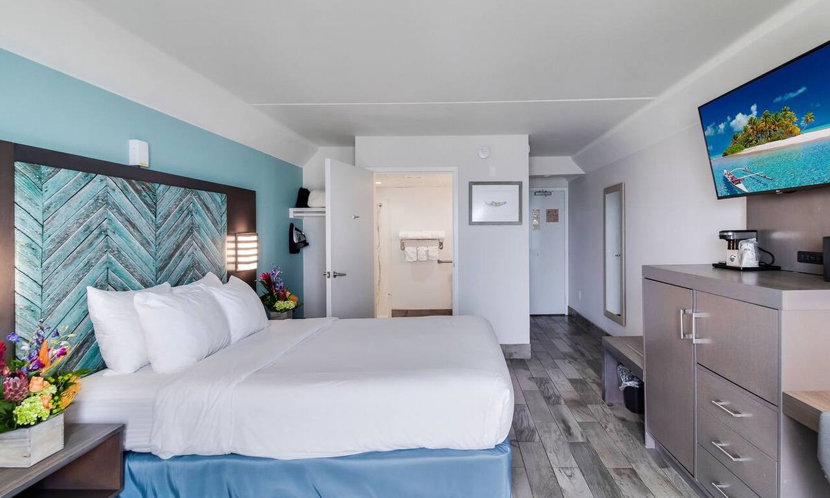 Pine Knoll Shores Hotel | Crystal Coast Oceanfront Hotel