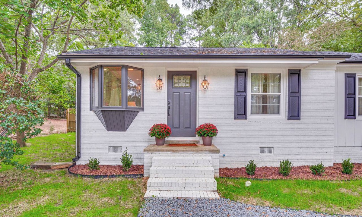 Cary House | Cute and Cozy cottage with modern upgrades in Cary Downtown