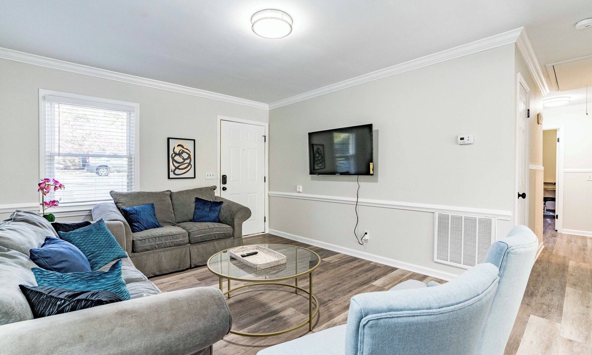 North Raleigh House | Cute home w firepit & king bed -starts at 3.5k/month