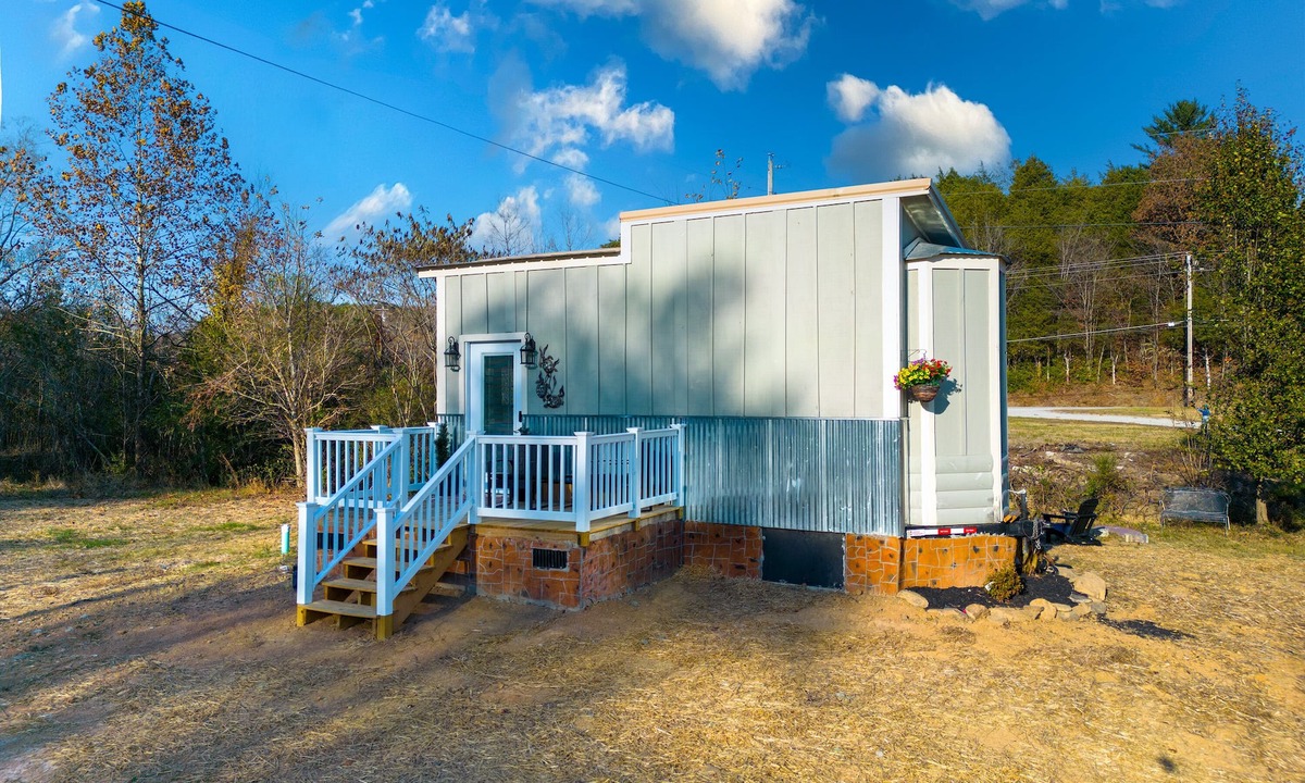 Caryville Cabin | Cute Tiny House! Located right outside Rocky Top, Leave here to hit the trails!