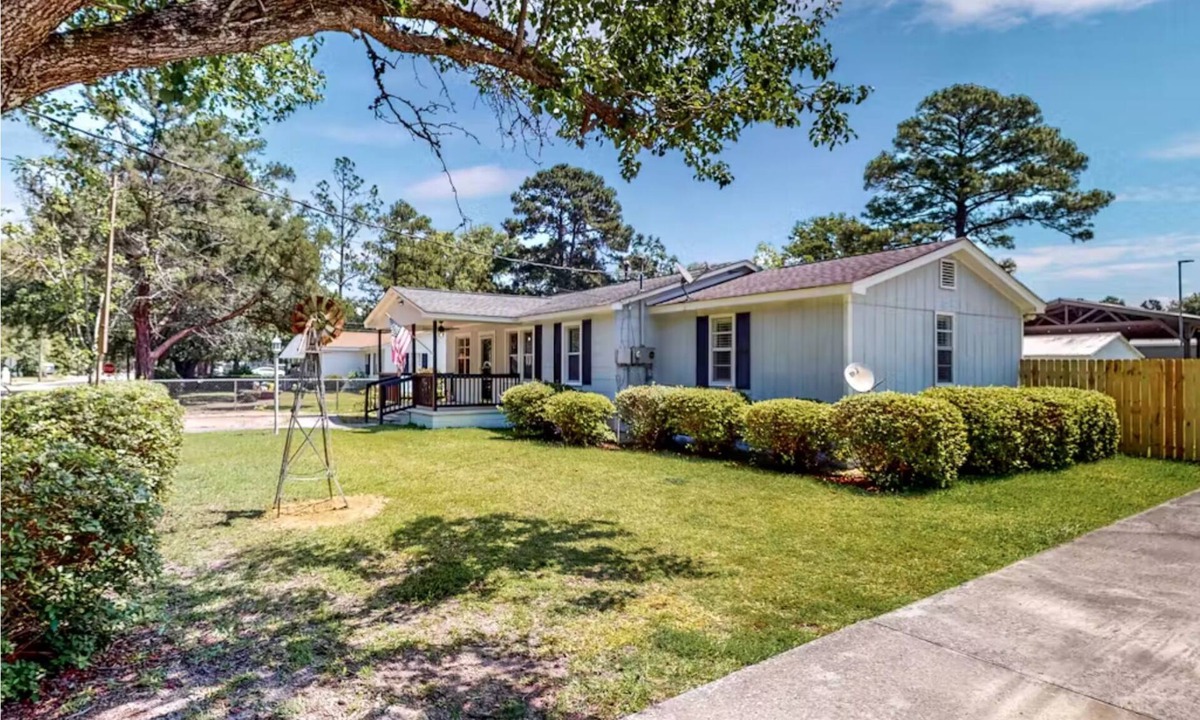 Bloomingdale House | Cypress Court Retreat – Pickleball, Yard, Fire Pit