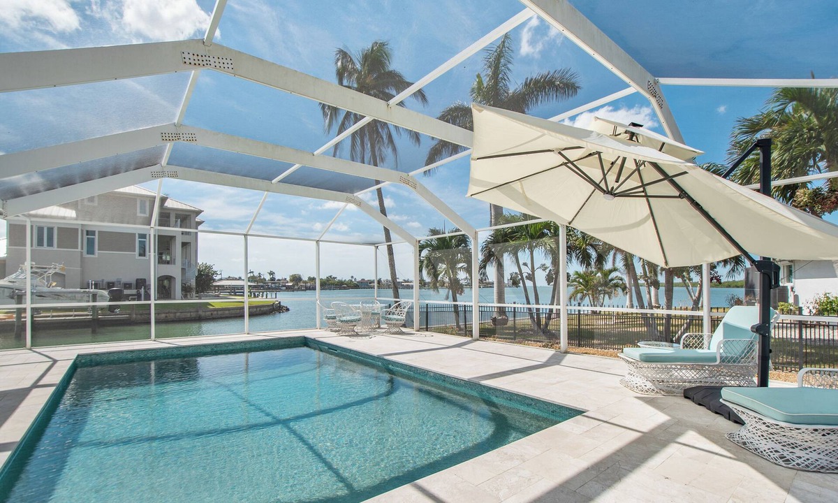 Isles of Capri House | Daily Sunsets Over the Bay. Unique Décor & Heated Pool - Isles of Capri & Naples