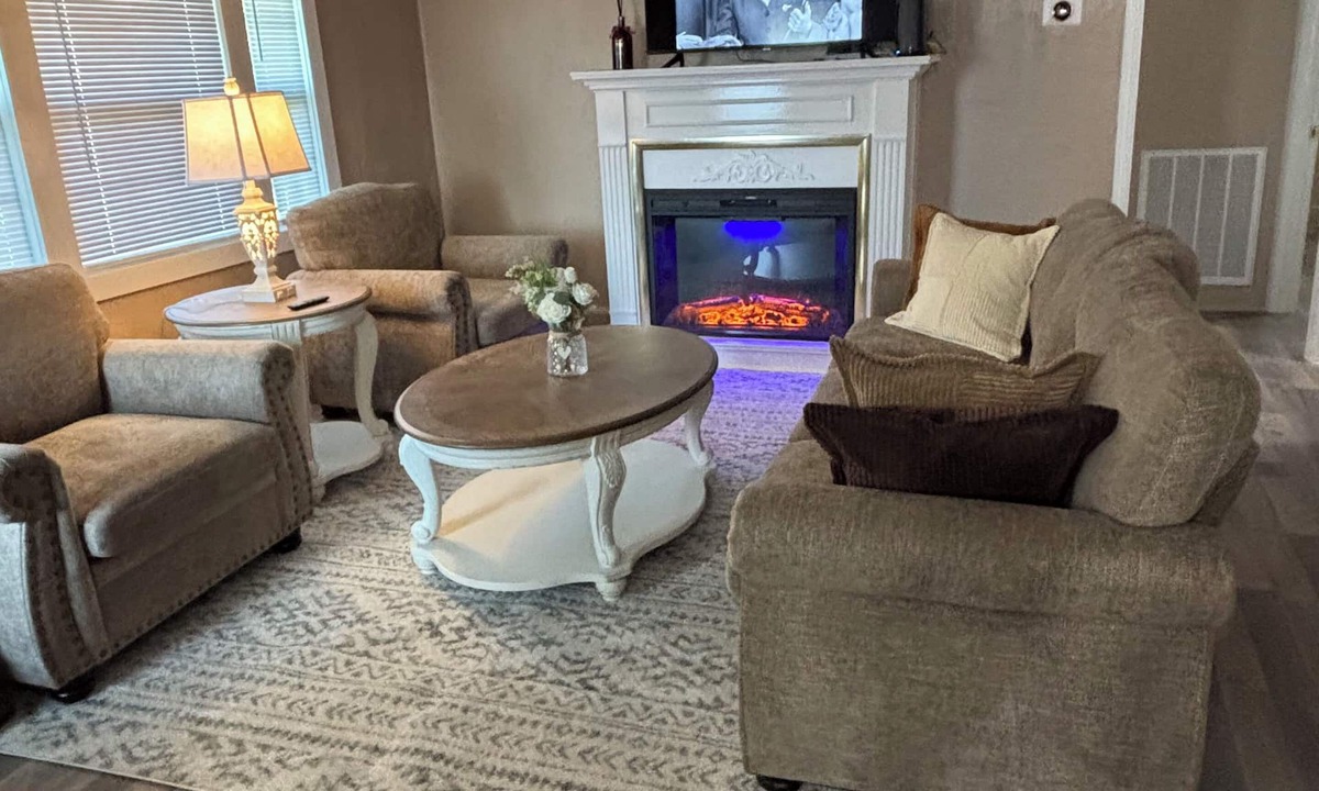 Jacksonville House | Daisy’s Place Cozy cottage three bedroom located in the heart of Jacksonville